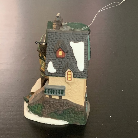 Department 56 Dickens Heritage The Grapes Inn 1996 Collector’s Edition Ornament - Picture 9 of 16